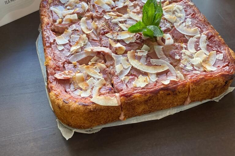 Gebratener Tofu mit Reis und Gemüse im Blattwerk Café