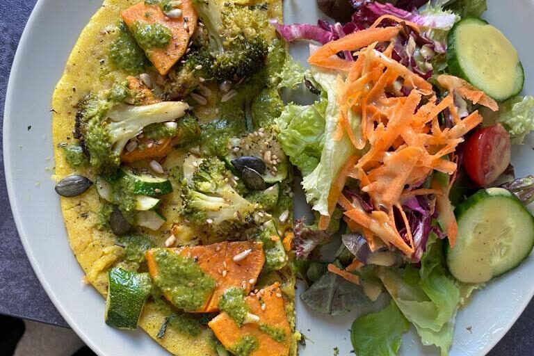 Gemischter Salat mit Tofu im Blattwerk Café