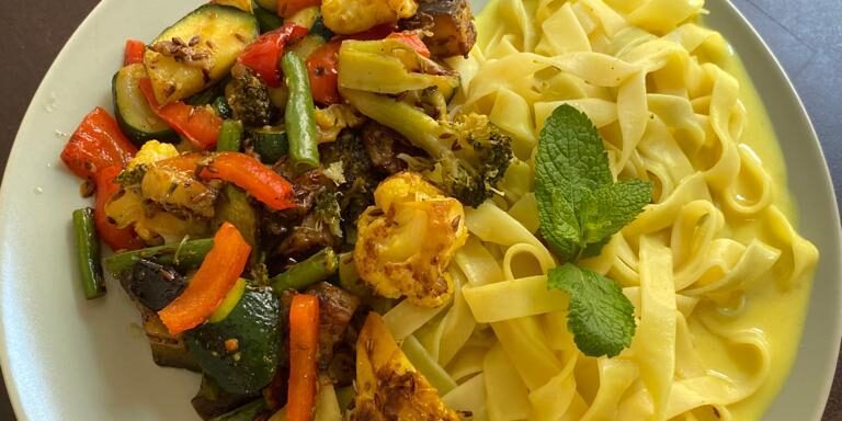 Gebratenes Gemüse mit Mango-Chili-Tofu im Blattwerk Café