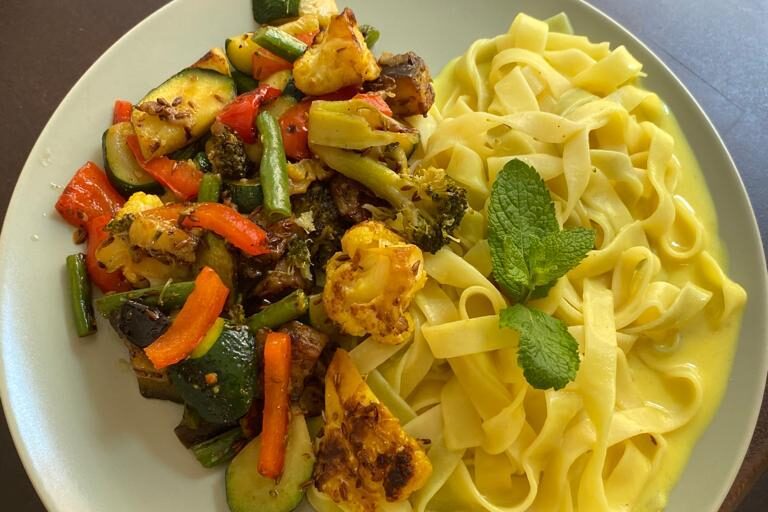 Gebratenes Gemüse mit Mango-Chili-Tofu im Blattwerk Café