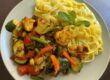 Nudeln mit Jackfruit und Pilzen im Blattwerk Café