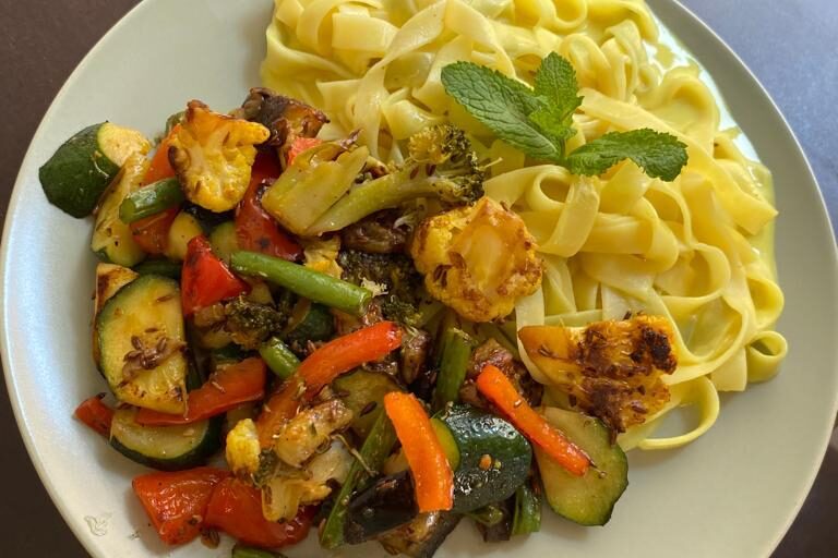 Nudeln mit Jackfruit und Pilzen im Blattwerk Café