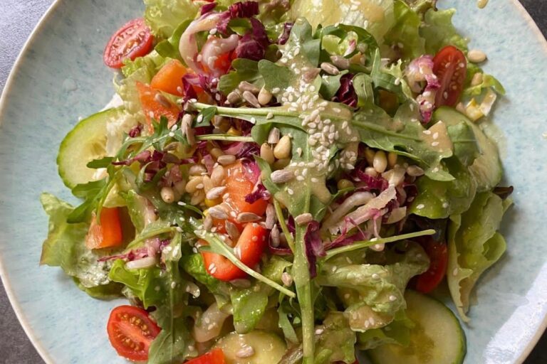 Ayurvedisches Kichererbsen-Curry mit Gewürzen im Café Restaurant Blattwerk in Bad Homburg.